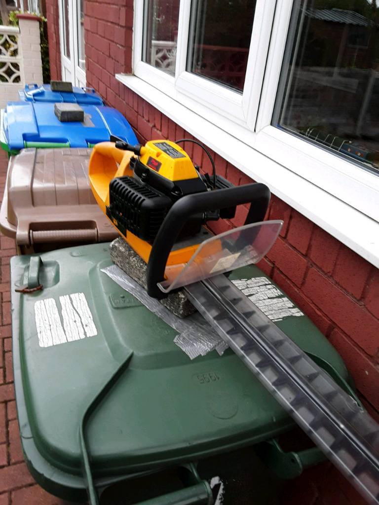 JCB PETROL HEDGE TRIMMER USED ONCE LIKE NEW in Rochdale, Manchester