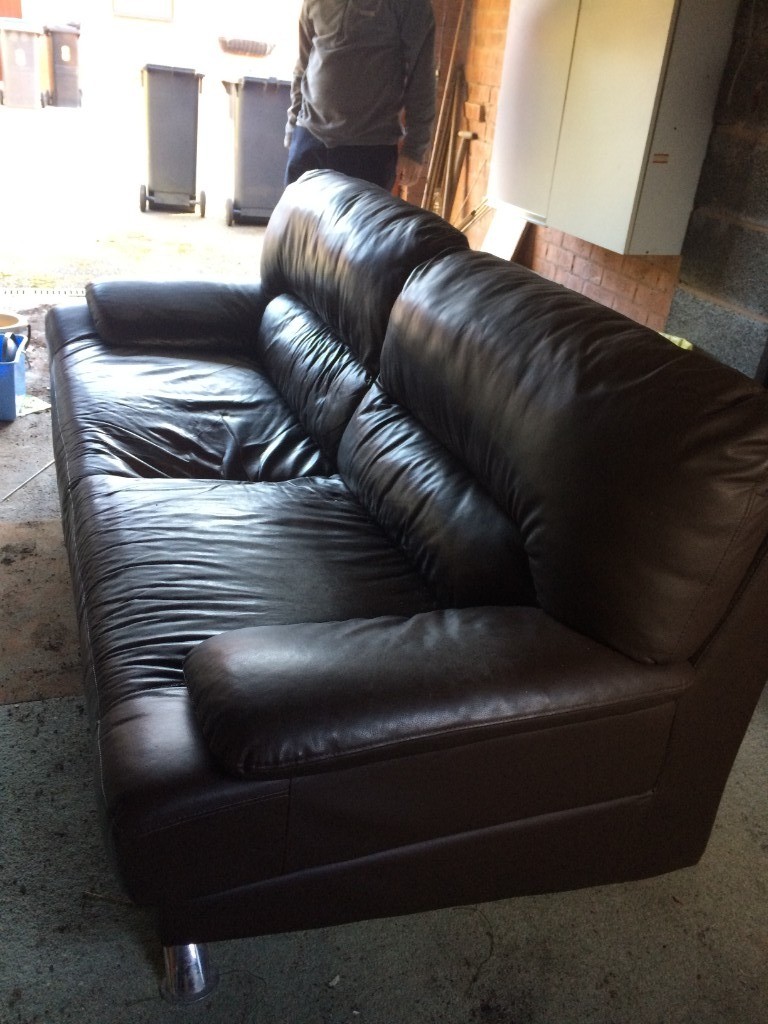 Used Leather Sofa. MUST BE COLLECTED TOMORROW (12/01). in Markfield