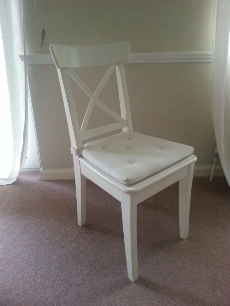4 white wood chairs in perfect state and few more items too, could be