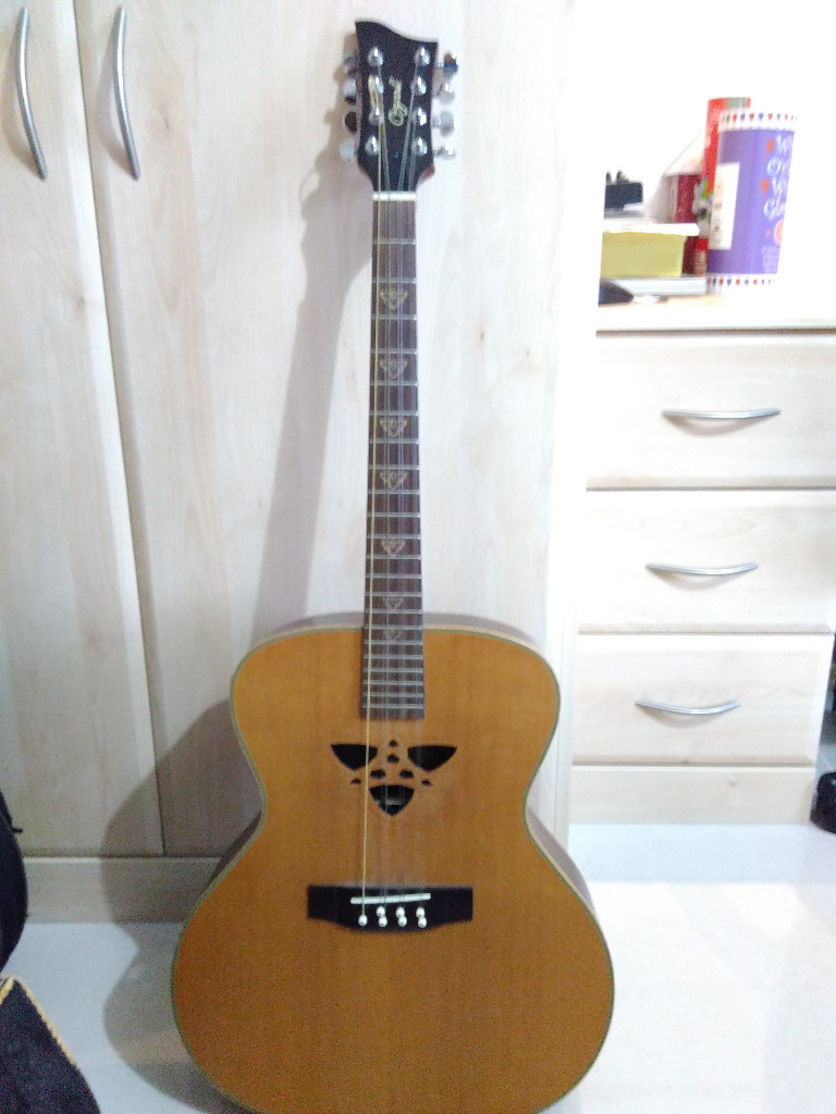 Guitarshaped Bouzouki, great for songwriters and session players, very good condition in