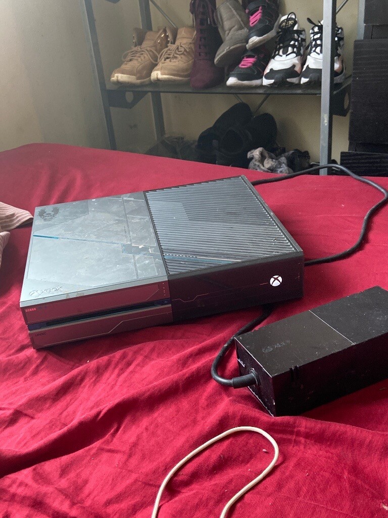 Broken Xbox one light turns on in Mitcham, London Gumtree