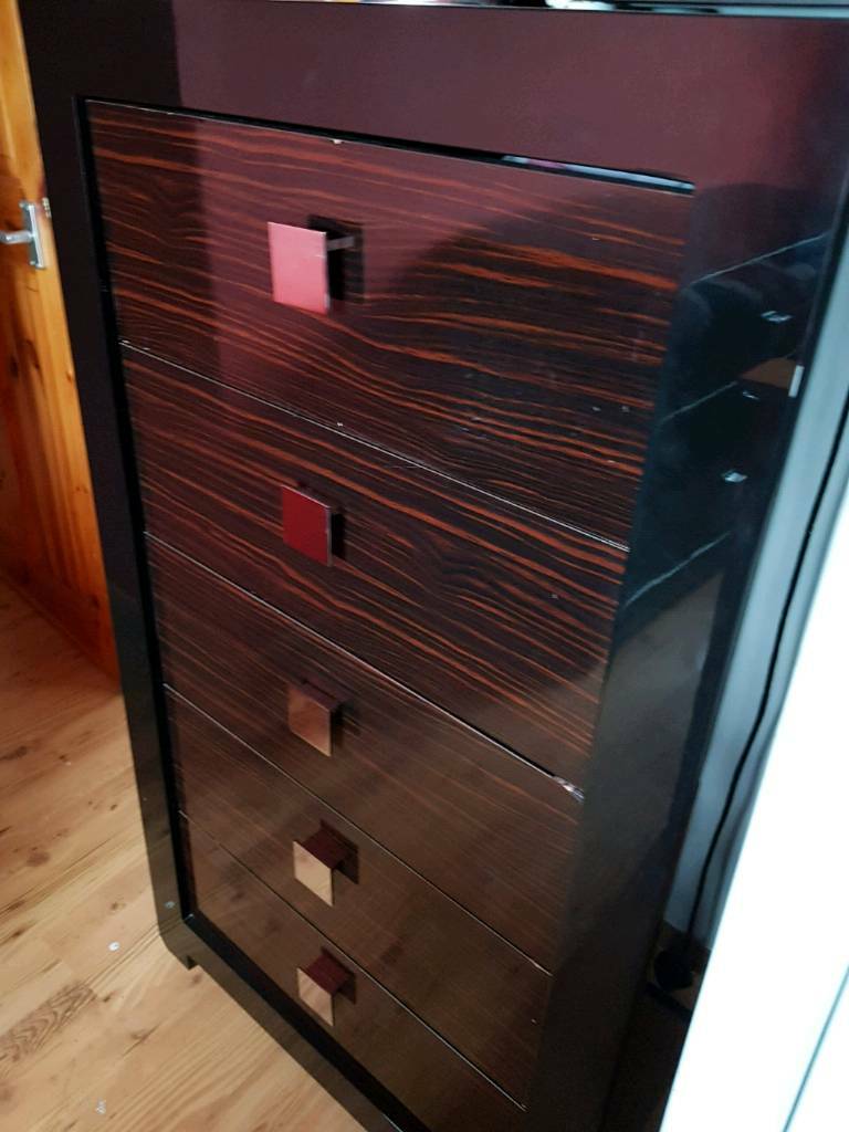 High Gloss chest of drawers . WALLPAPERCURTAINS in