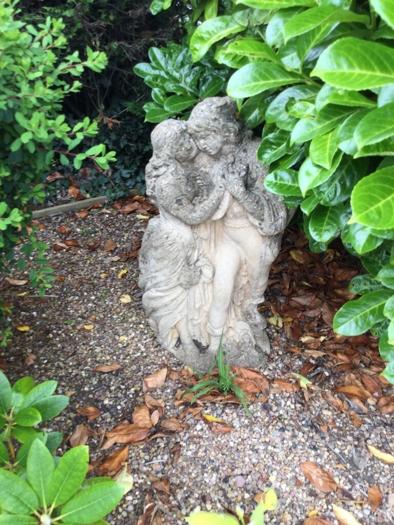 Garden stone statue of a romantic couple in Inverkeithing, Fife Gumtree