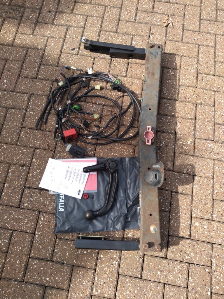 Westfalia Towbar with removable hitch and full electrics to fit