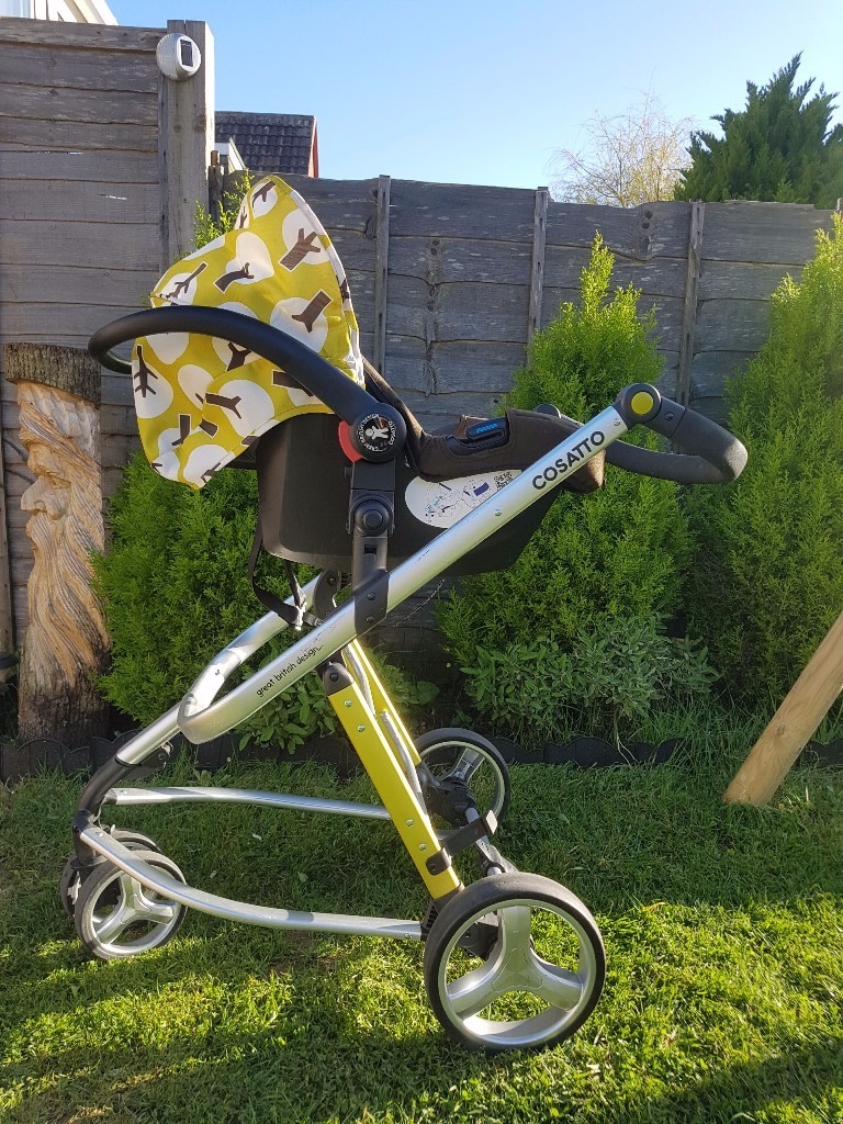 Cosatto Giggle 3in1 Travel System in Treet & Cosatto Hold Isofix Car