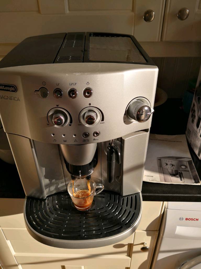 DELONGHI MAGNIFICA ESAM 4200 BEAN TO CUP COFFEE MACHINE SILVER COMPLETE