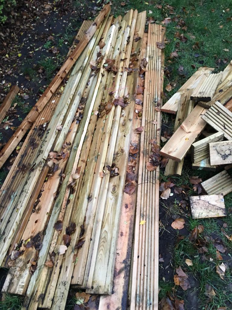 Redwood decking boards 2.4m x 12cm 6 full boards + cuts in Woking