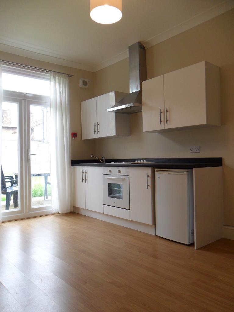DOUBLE MODERN BEDSIT WITH OWN KITCHEN in Croydon, London Gumtree