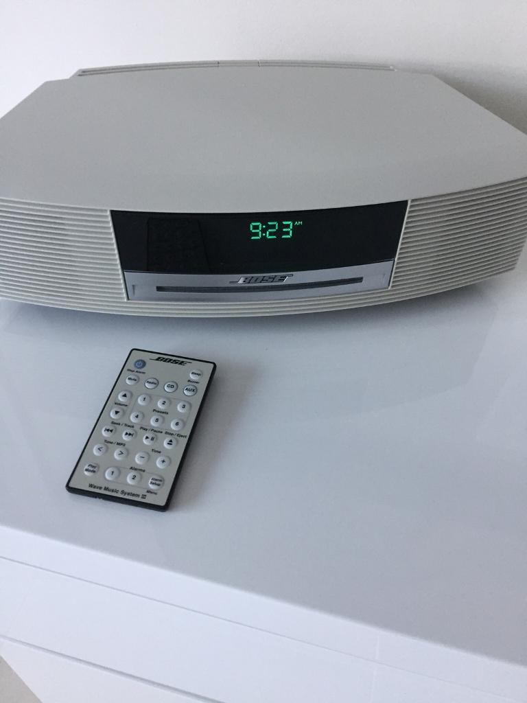 WHITE BOSE WAVE MUSIC SYSTEM 111(CD PLAYER) in Newton Abbot, Devon