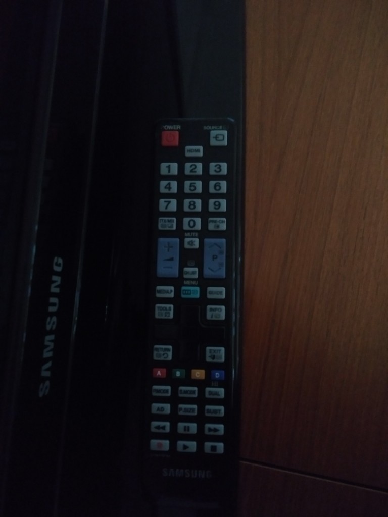 Samsung 32" HD TV & 1GB Xbox 360 Elite + 4 games