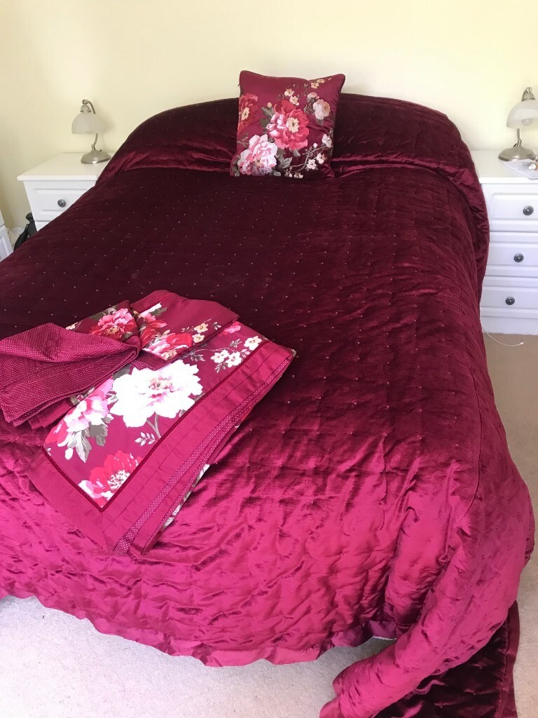 BEAUTIFUL QUALITY 'DORMA' QUILTED BEDSPREAD/CURTAINS/EMBROIDERED