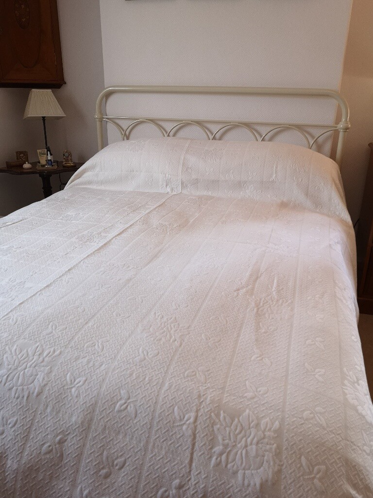 STUNNING ITALIAN LACE EDGED CREAM BEDSPREAD FOR KING SIZE BED (BRAND
