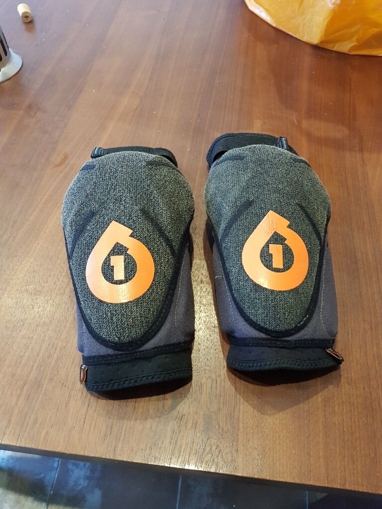 661 SixSixOne D30 MTB EVO elbow (or knee) pads size large in Truro