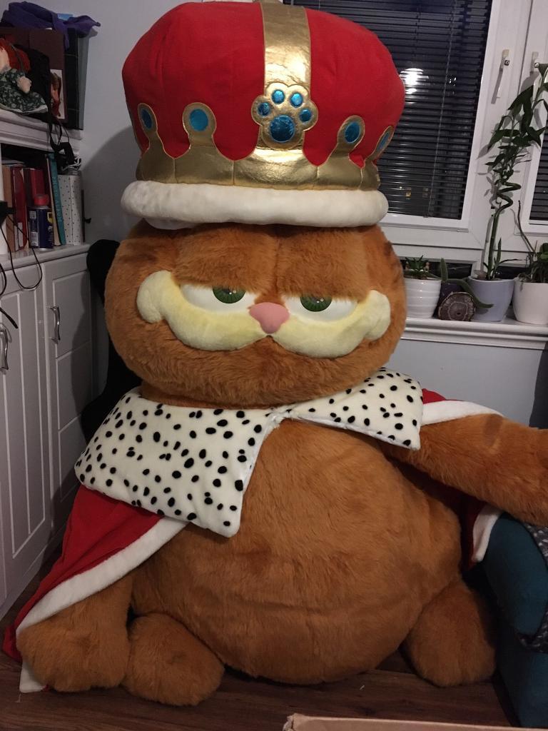 Massive giant garfield the king plush toy in Leith Links, Edinburgh