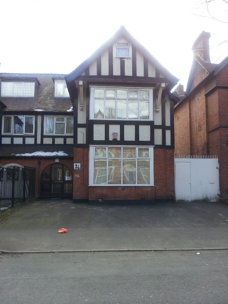 DSS Large one bed first floor flat to rent immediately. Gas