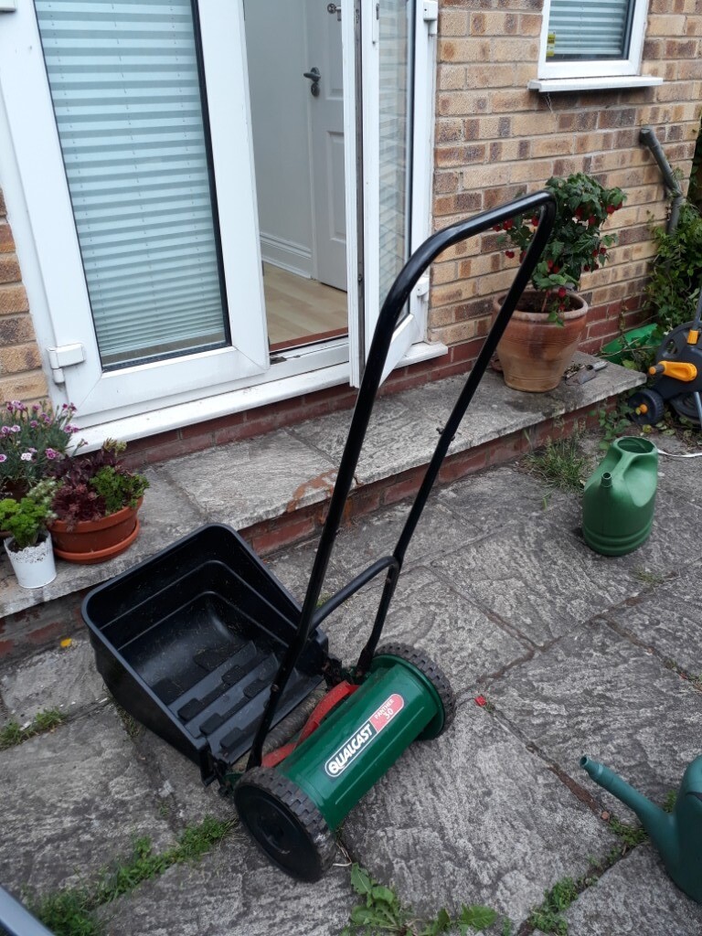 Qualcast panther 30 manual lawn / mower grass cutter in East London