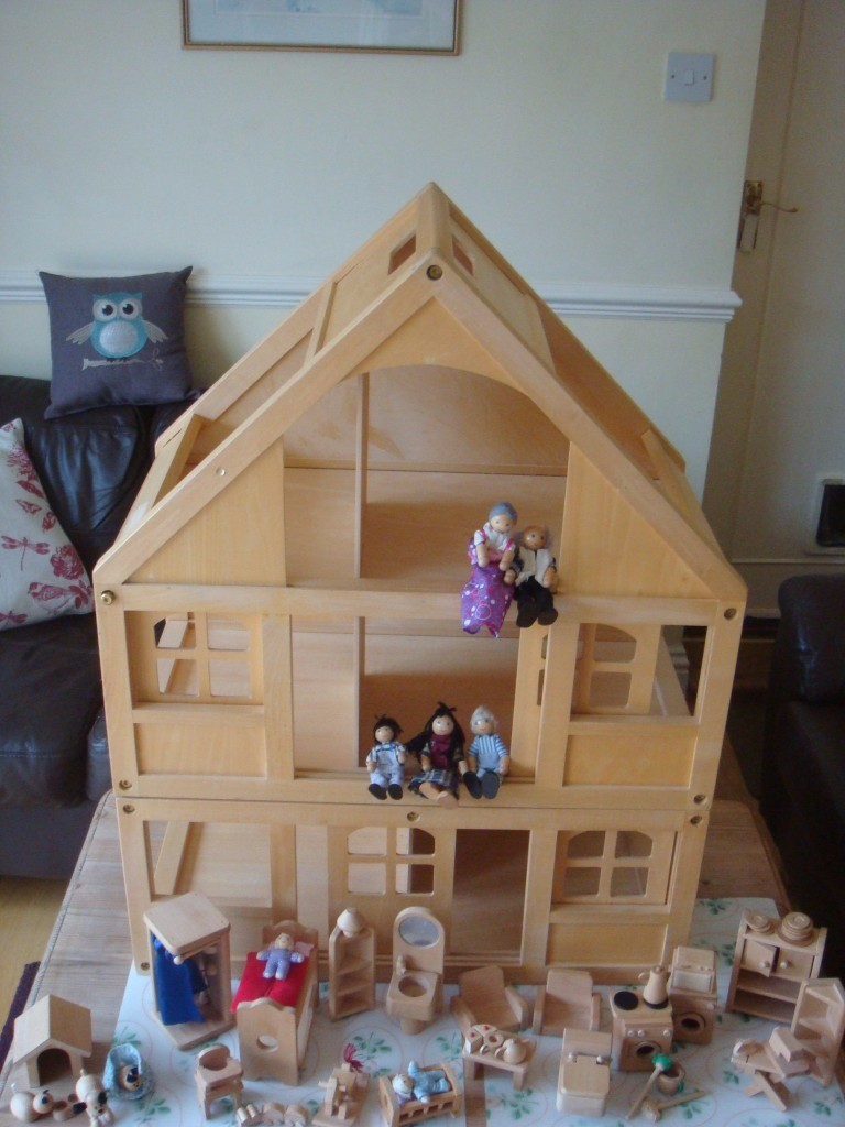 ELC (early learning centre) WOODEN DOLLS HOUSE furniture 7 dolls and