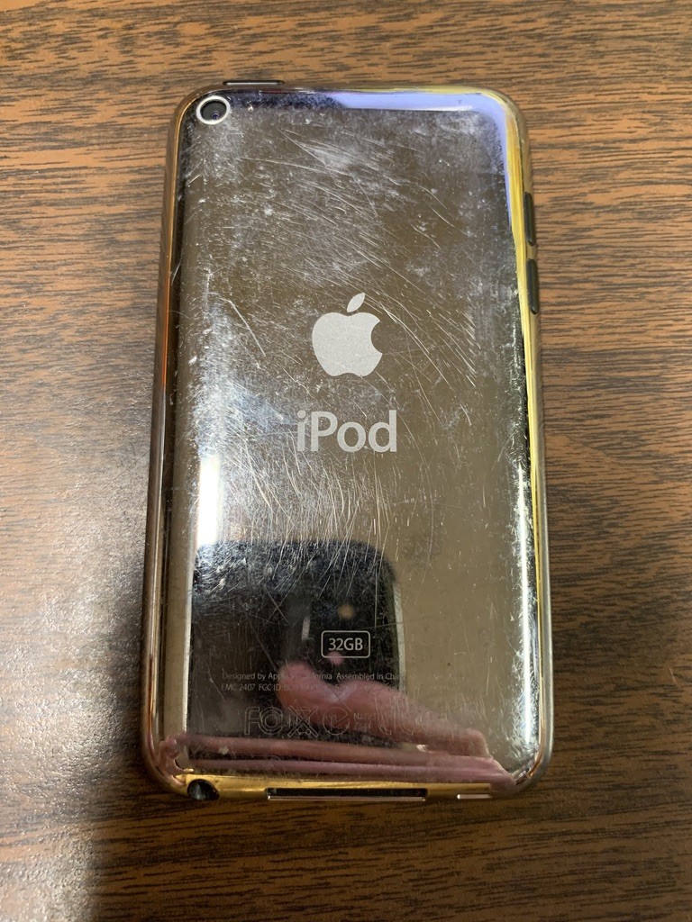 Apple iPod touch 4th Generation White (32 GB) Bundle