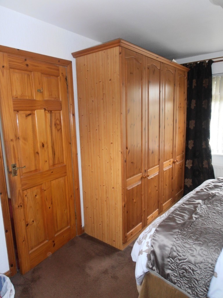 5 Piece pine bedroom furniture set ( Saintfield Rd. Belfast, Castlereagh) in Castlereagh
