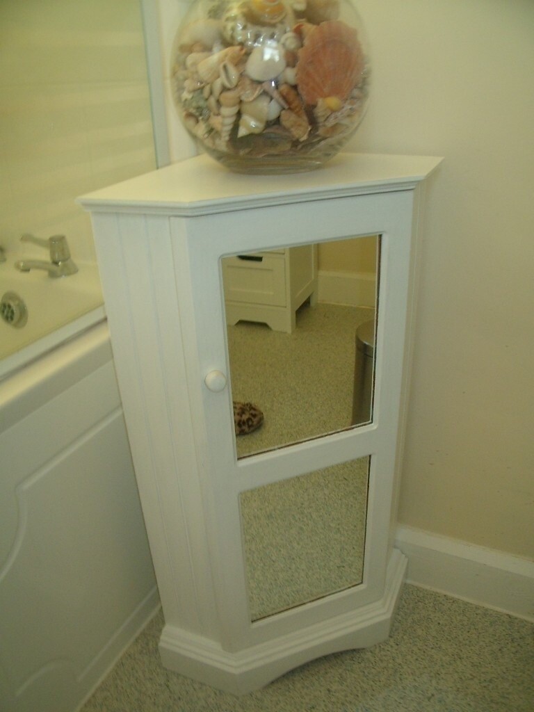 Upcycled pine shaker style mirrored corner bathroom in