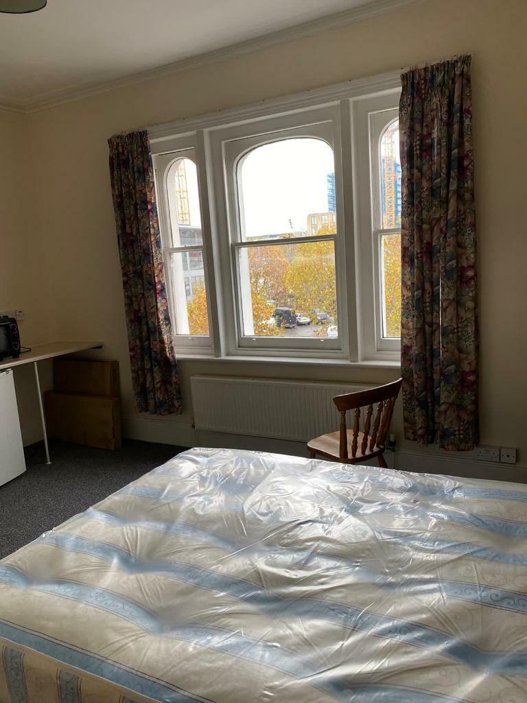 Double Bedsit with own cooking facilities in Chiswick W4 in Hounslow