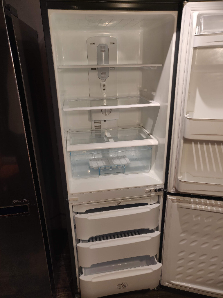 Daewoo ERF334M Freestanding fridge freezer sparkling clean inside 60cm