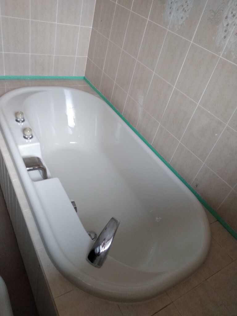 Vintage Retro 1980's Bath, Sink and Toilet make is Courreges in