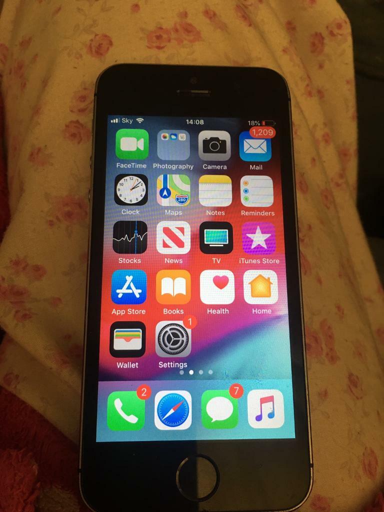 Silver iPhone 5s 16gb unlocked to any network in Saffron Walden