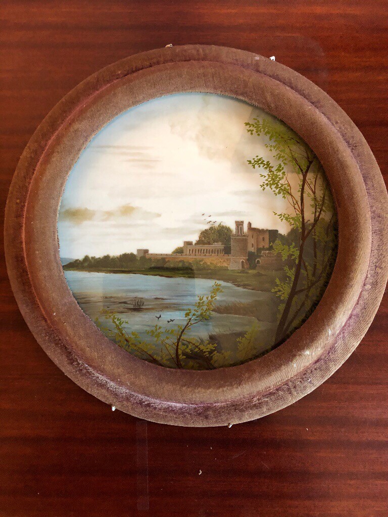 Circular Pictures in curved glass and circular frames in Four Winds