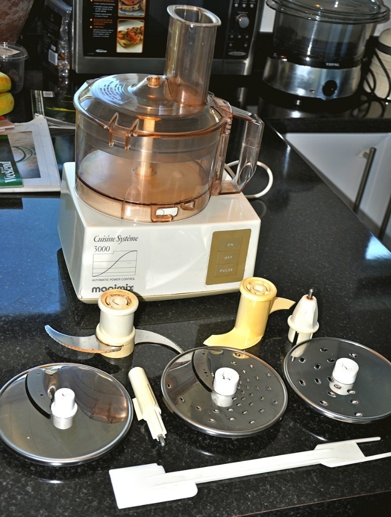 MAGIMIX 3000 FOOD PROCESSOR CUISINE SYSTEME WITH BLADES GOOD WORKING