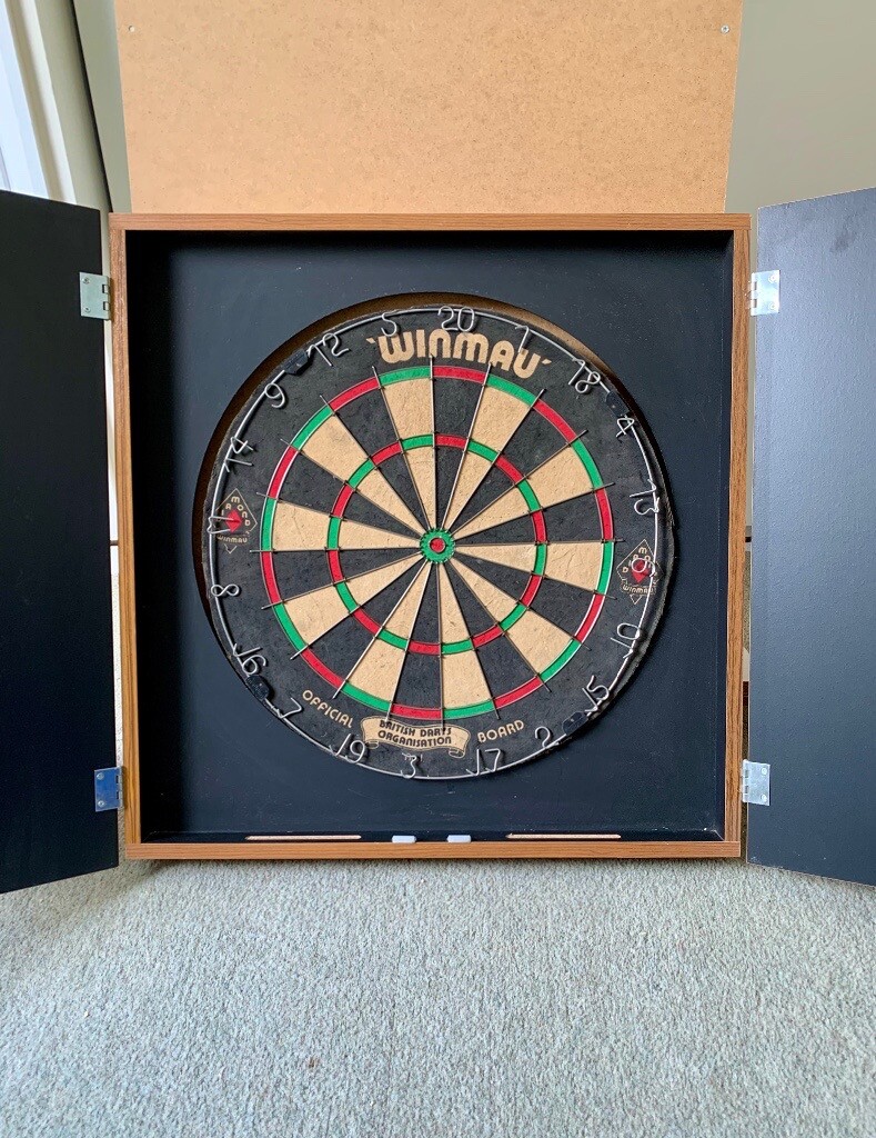 Official Diamond British Winmau Dart Board + inbuilt in