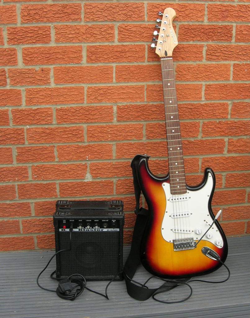 Crafter Cruiser ST200 stratocaster style electric guitar plus AMP in