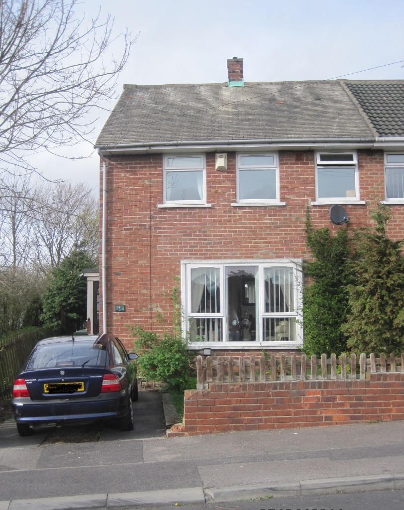 2 Bedroom semi detached house to rent with garden and parking in