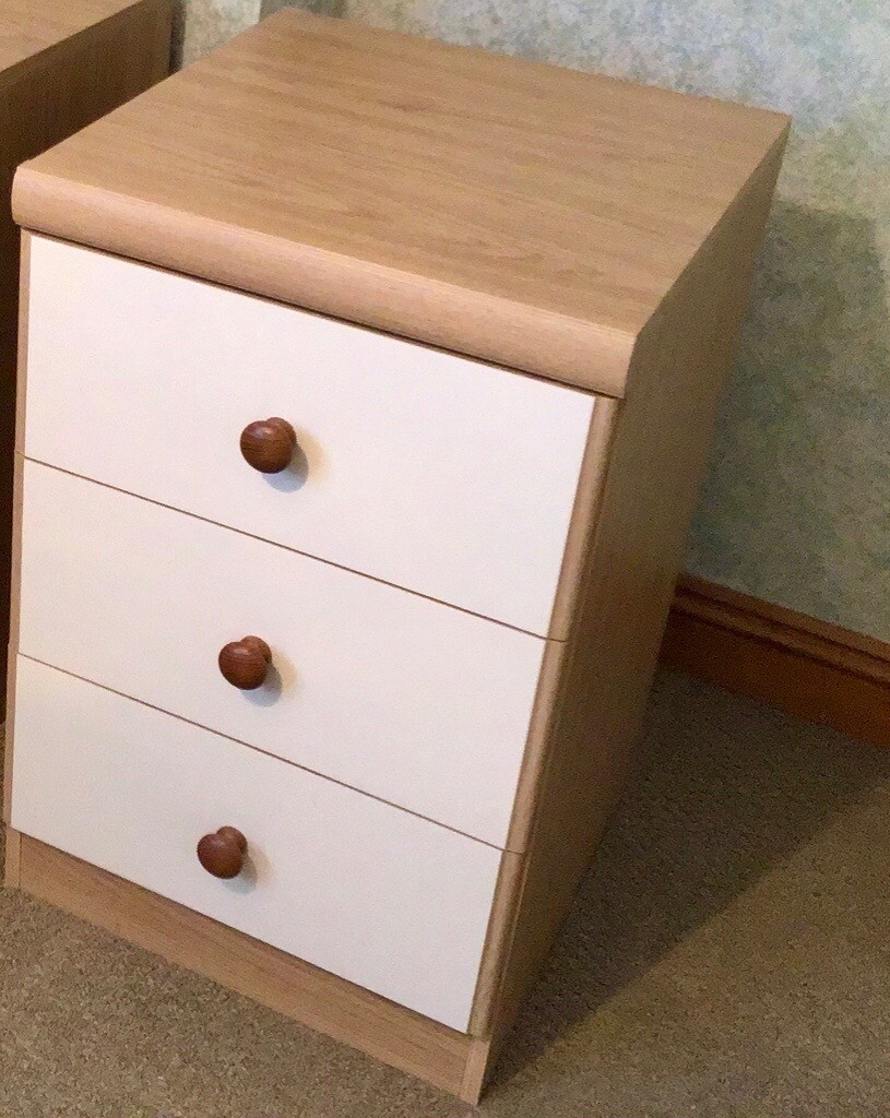 Lovely single chest of drawers, brown and cream, ideal bedside table