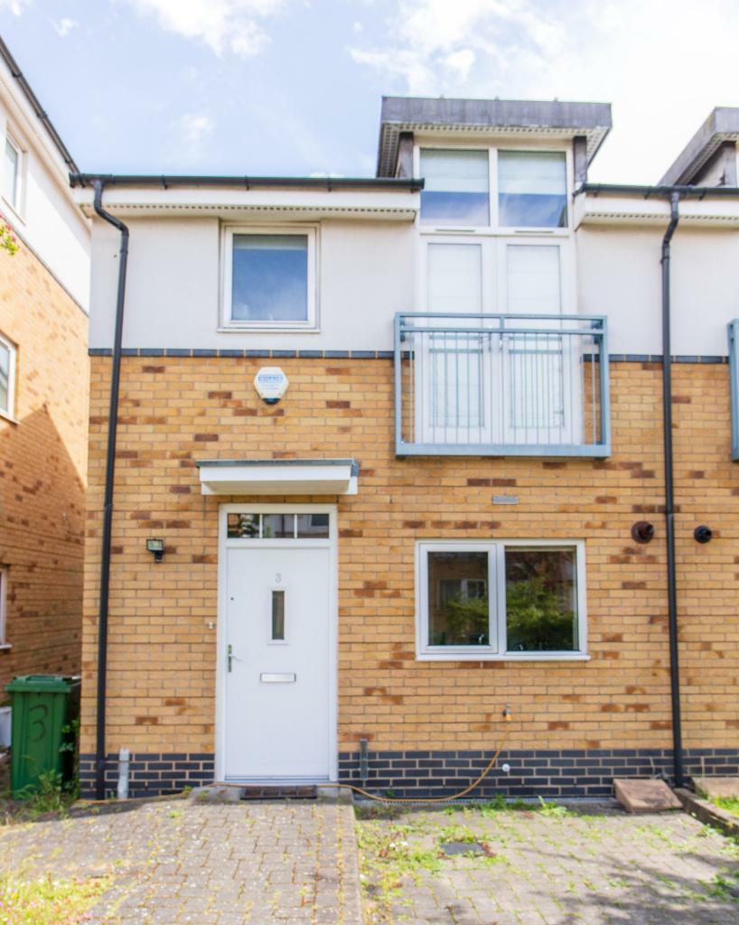 3 bed house. 3 bathrooms and balcony. New build in Southall, London