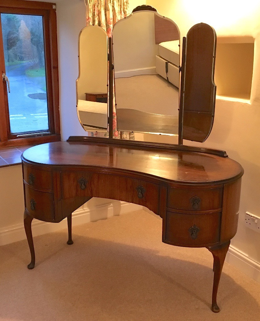Pretty Butilux Queen Anne style, kidneyshaped dressing table with 5