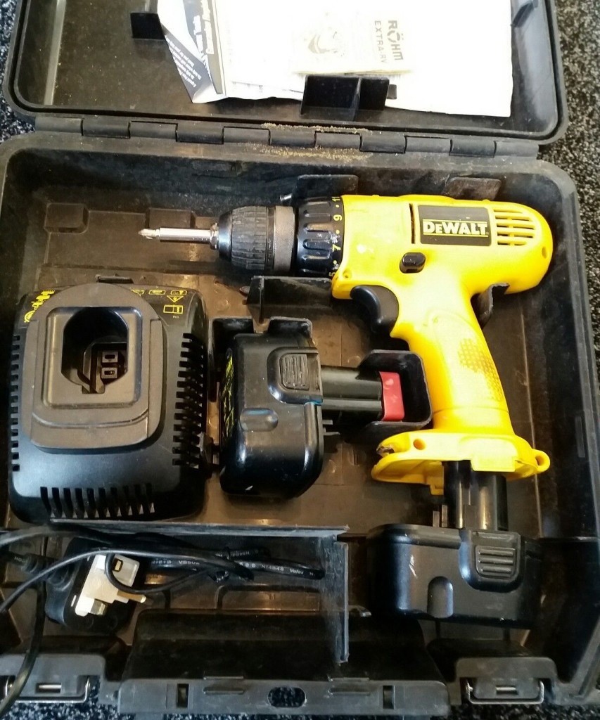 DEWALT DW927 CORDLESS Drill 12V 2 Batteries and Charger | in Middleton