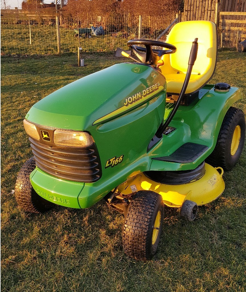 John Deere LT166 42" Mulching Ride On Mower. Good Condition, starts