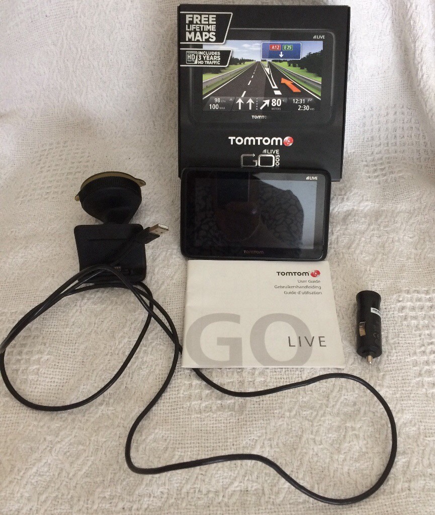 TOMTOM GO LIVE 1005 SAT NAV 5” SCREEN IN ORIGINAL BOX WITH MOUNT AND CHARGER in Corfe Mullen