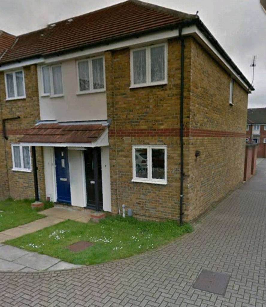 2 bedroom end terrace house with garden and parking in Shoebury in