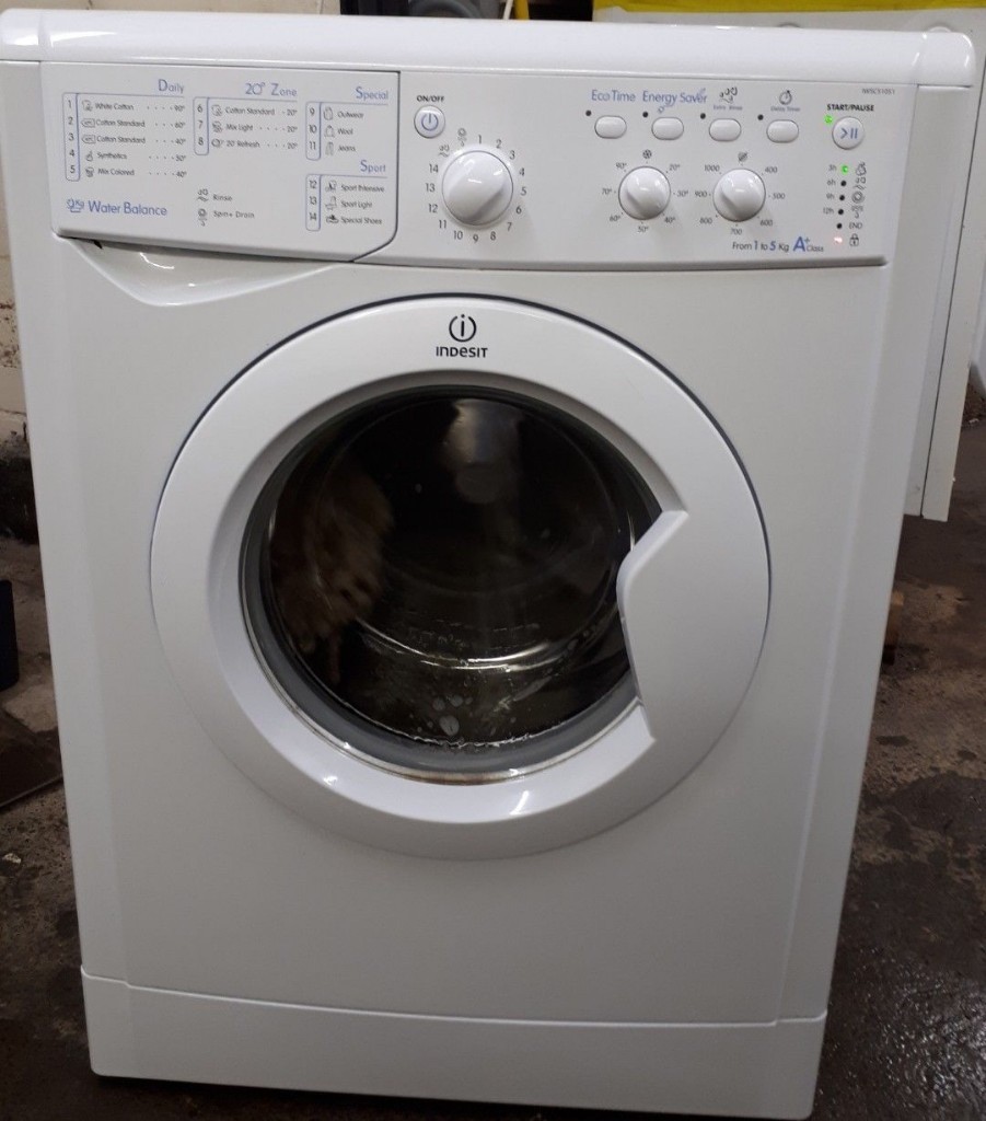 HOTPOINT/INDESIT SKINNY SLIMLINE WASHING MACHINE IMMACULATE IDEAL ...