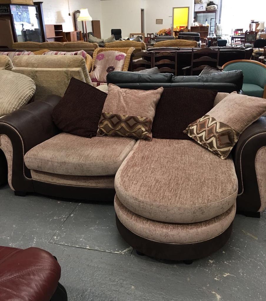 ** MODERN LARGE 2 SEATER COUCH / SOFA IN GOOD CONDITION - CAN DELIVER