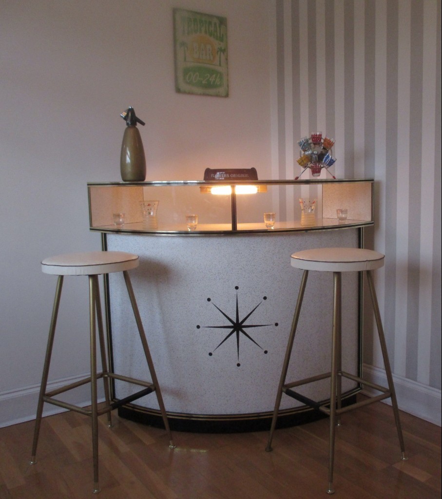 VINTAGE RETRO COCKTAIL BAR WITH MATCHING STOOLS AND ACCESSORIES, MID