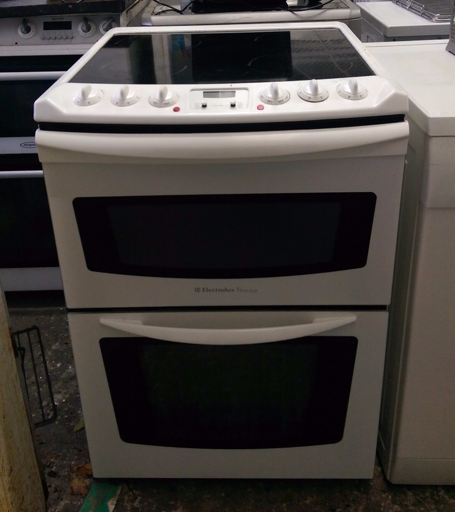 6 MONTHS WARRANTY Electrolux 60cm, double oven electric cooker FREE