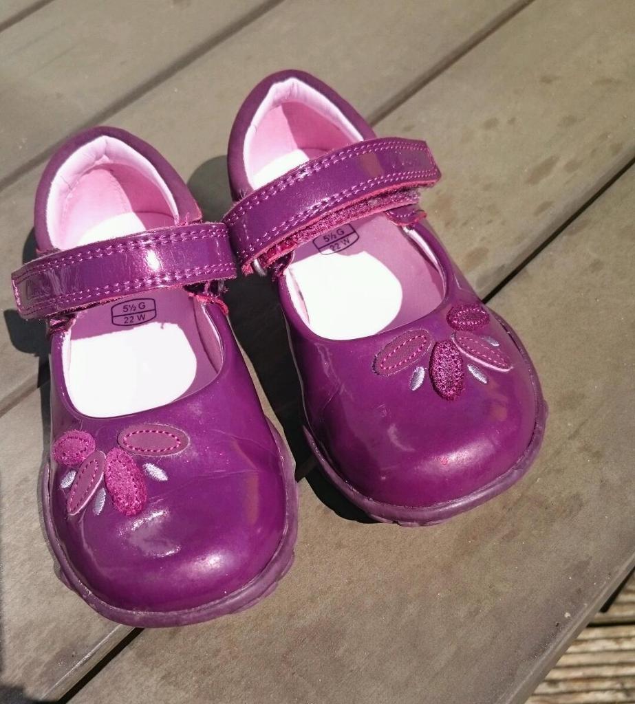 Size 5.5 G Clarks Girls shoes, Lights flash, Very good condition in