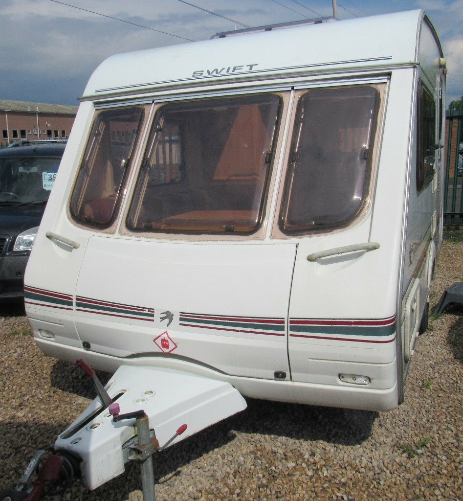 SWIFT CHARISMA 220 2001 *END KITCHEN* 2 BERTH CARAVAN in Mansfield
