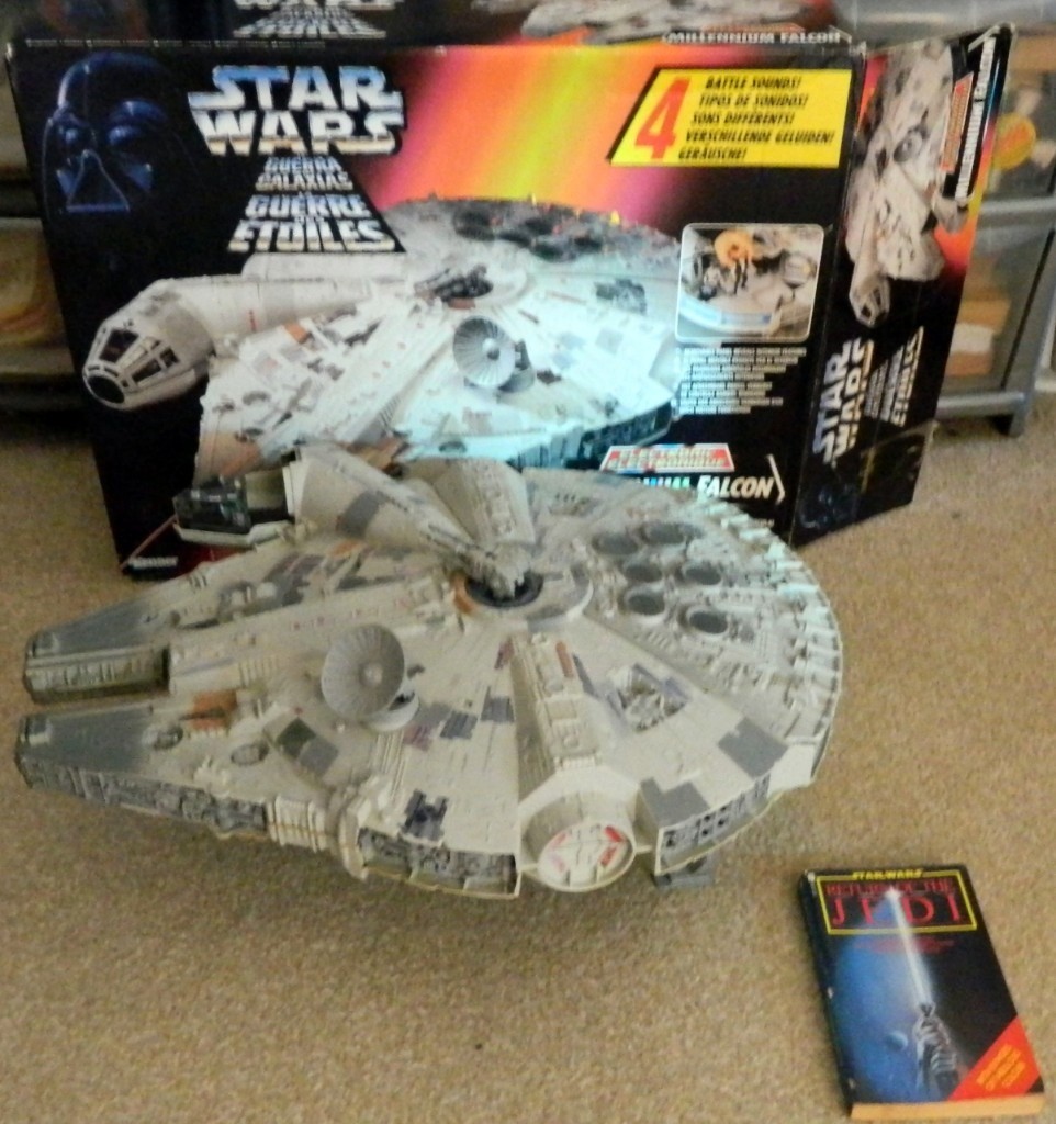 STAR WARS Large Vintage MILLENNIUM FALCON 1995, partly in