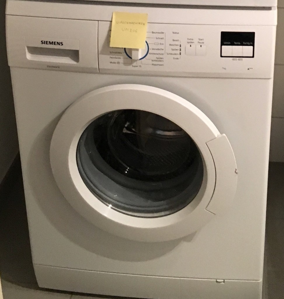 Siemens washing machine for sale. Around 1 year old, front door