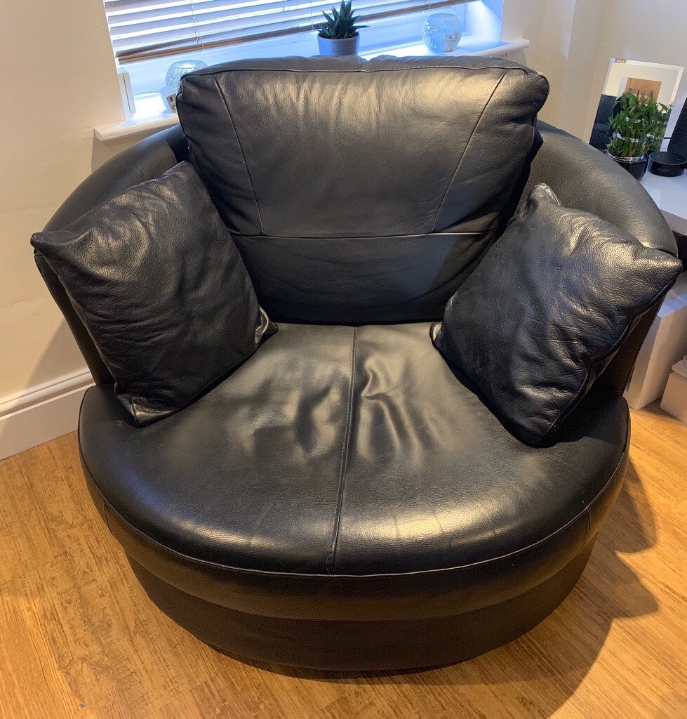 2x leather cuddle chairs (excellent condition) in Winslow