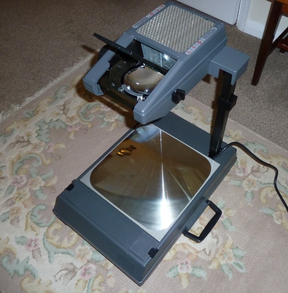 3M Model 2000 Portable Overhead Projector in Owlsmoor, Berkshire